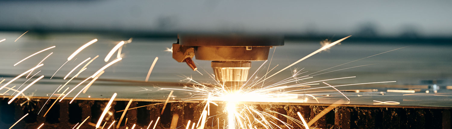 Faserlaser schneidet Stahlblech