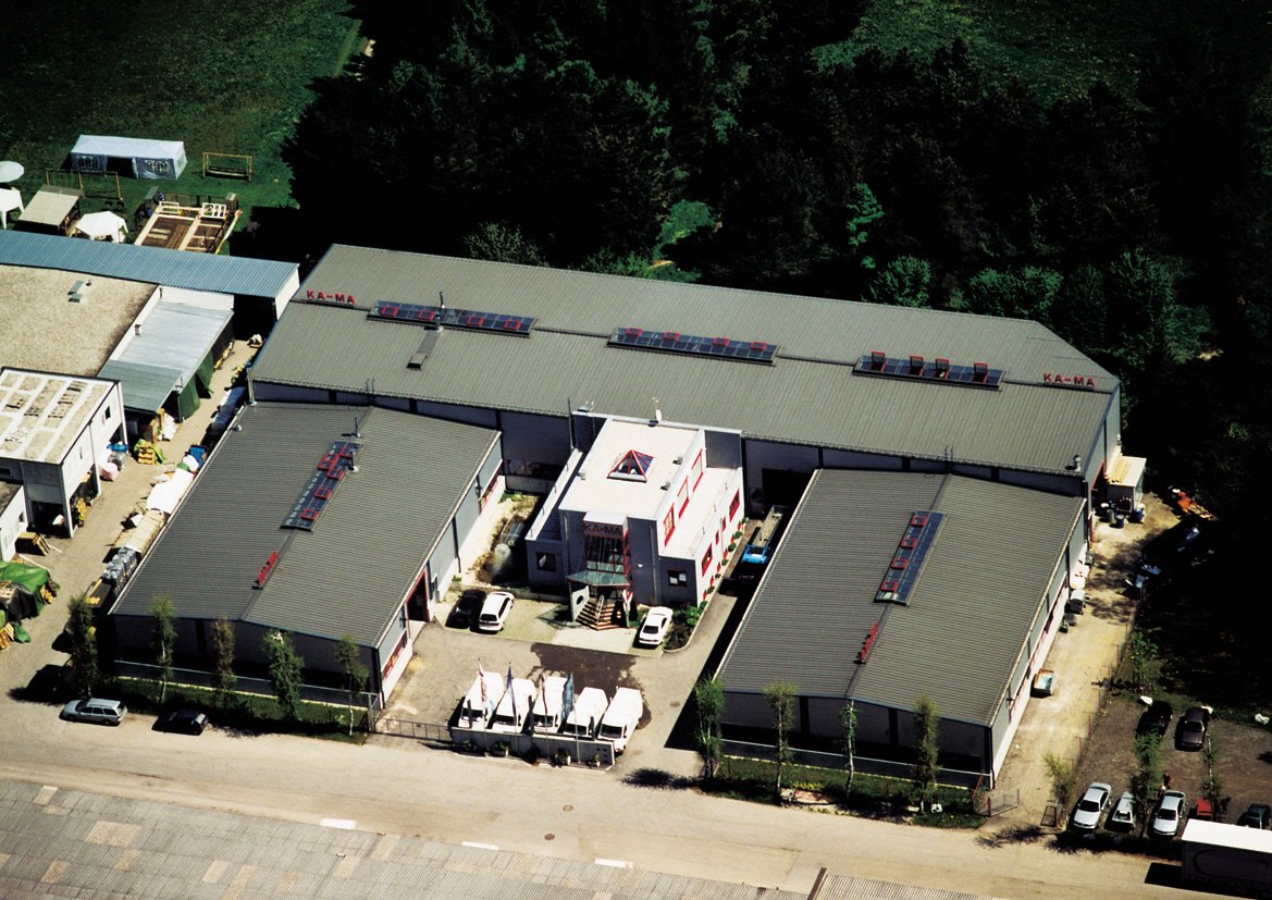 Unser Werk in der Fabrikstraße 2 – Produktion und Büro an einem Standort · Luftaufnahme 1998