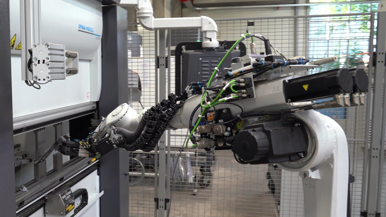 Automatisierte Roboter-Biegezelle bei KA-MA