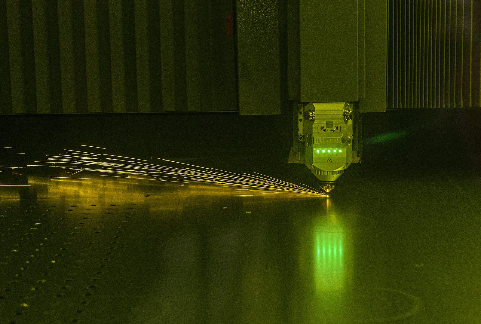 Faserlaser schneidet Stahlblech